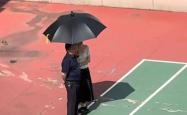 duobao.com -女教师撑繖(sǎn)被(bèi)造谣？抵制(zhì)“看图造谣”还须“理性先(xiān)行(xíng)”