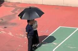 duobao.com -女教师撑繖(sǎn)被(bèi)造谣？抵制(zhì)“看图造谣”还须“理性先(xiān)行(xíng)”