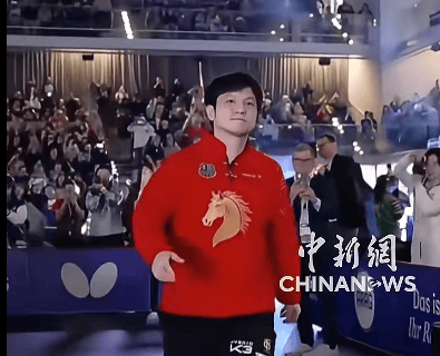 樊振东出战德甲，全队身穿红色唐装亮相，樊振东首盘3-1击败对手