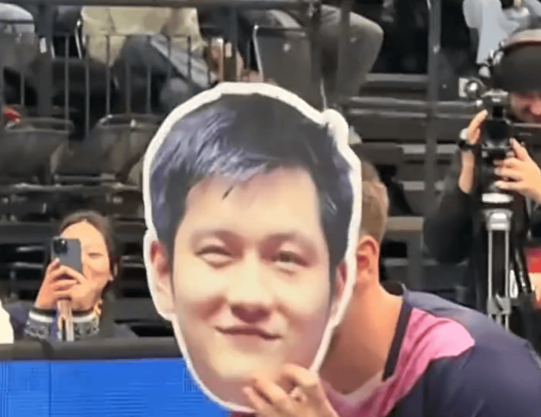 樊振东出战德甲，全队身穿红色唐装亮相，樊振东首盘3-1击败对手