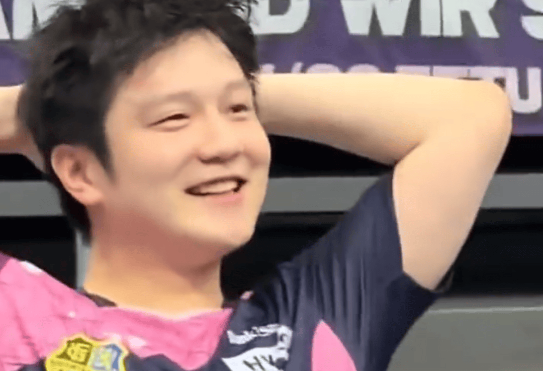 樊振东出战德甲，全队身穿红色唐装亮相，樊振东首盘3-1击败对手