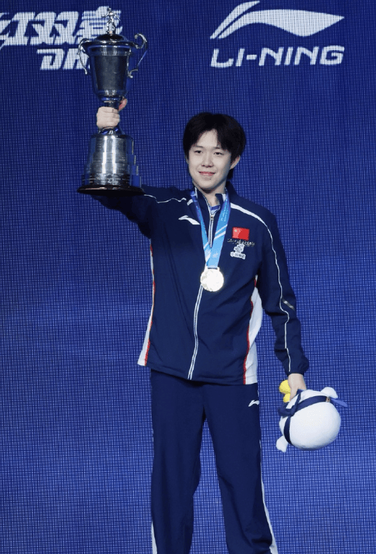 王楚钦拿自己跟樊振东、马龙对比，一如既往谦逊！全运会输樊振东却要感谢樊振东！