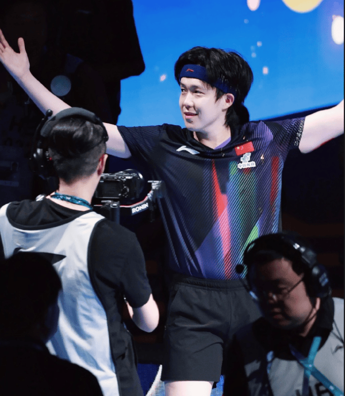 王楚钦拿自己跟樊振东、马龙对比，一如既往谦逊！全运会输樊振东却要感谢樊振东！