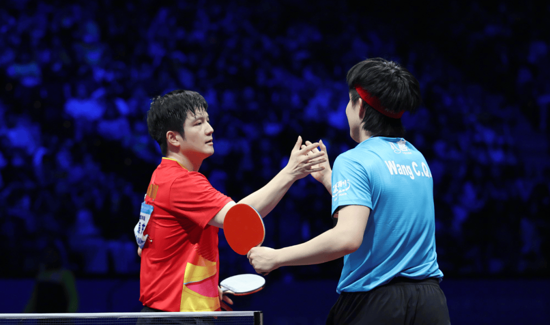 王楚钦拿自己跟樊振东、马龙对比，一如既往谦逊！全运会输樊振东却要感谢樊振东！