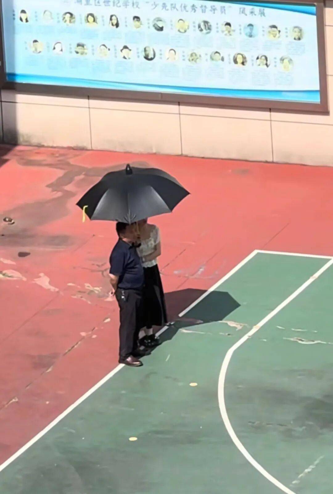 女教师撑伞被造谣？抵制“看图造谣”还须“理性先行”